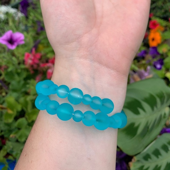 NWOT matte aqua blue beaded wire bracelet. - Picture 4 of 4